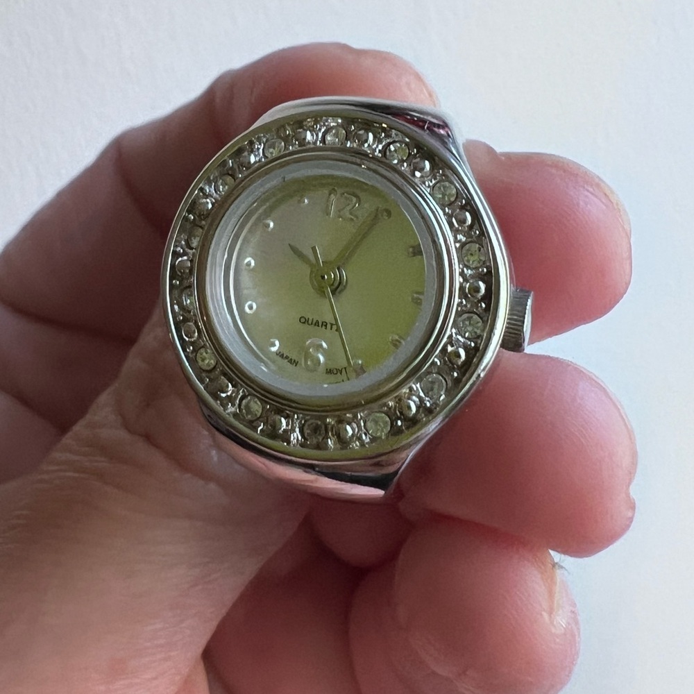 Avon Vintage Silver tone finger Watch.